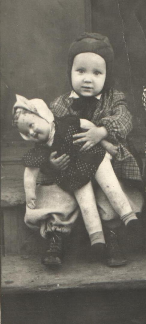 баба Люда с куклой
