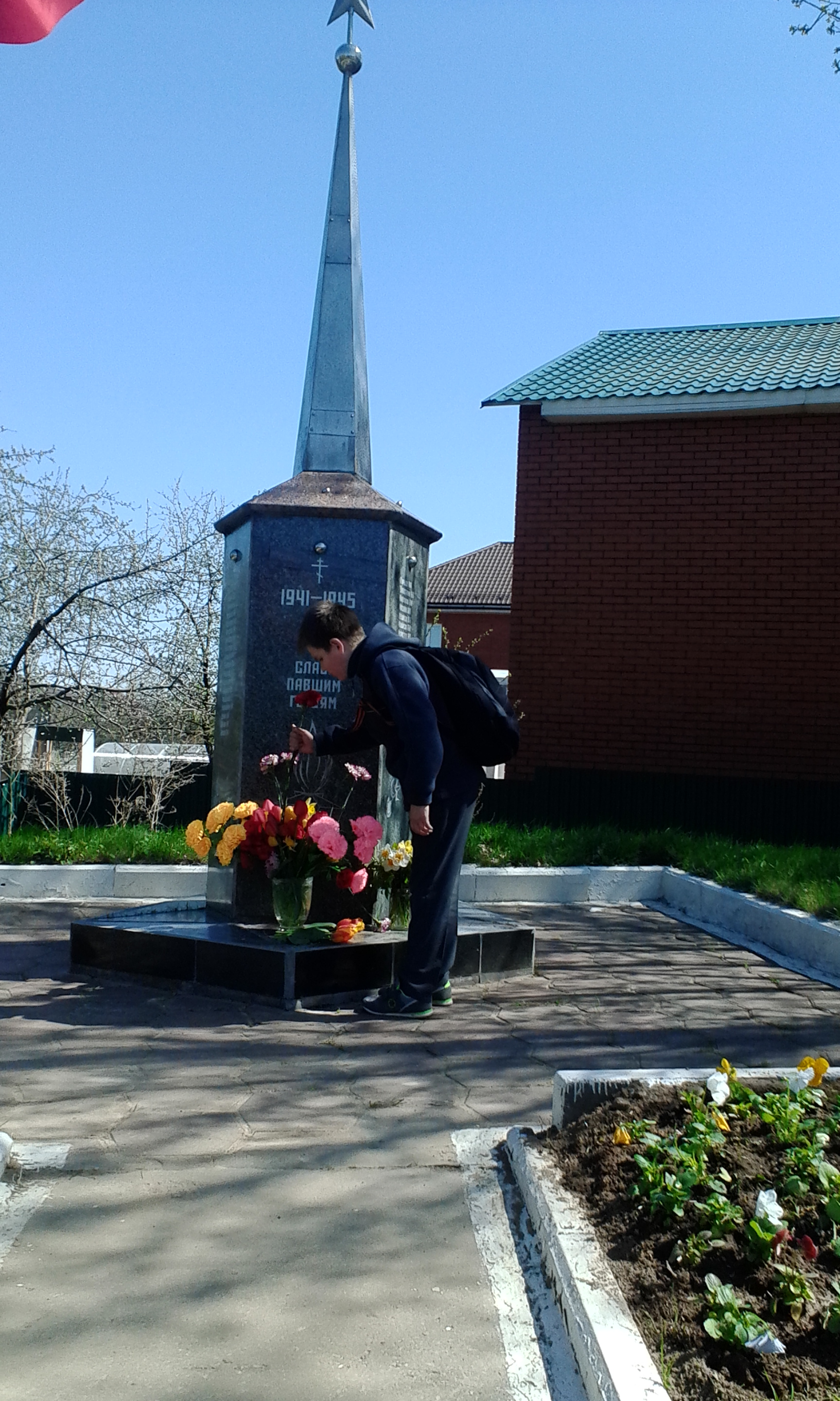 Возлагаю цветы к памятнику в селе Беседы